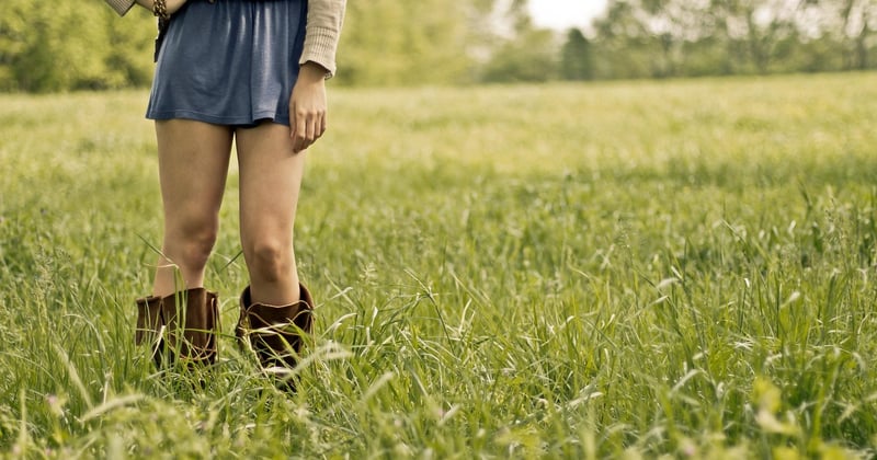 La jupe midi s'impose au bureau : pourquoi elle devient indispensable